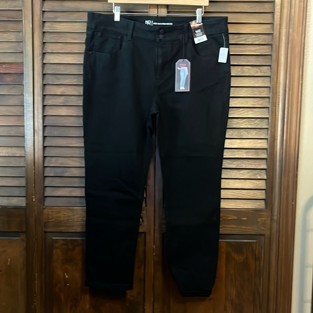 Women’s No Boundaries Cropped Skinny mid rise no gap waistband. Juniors size 21.